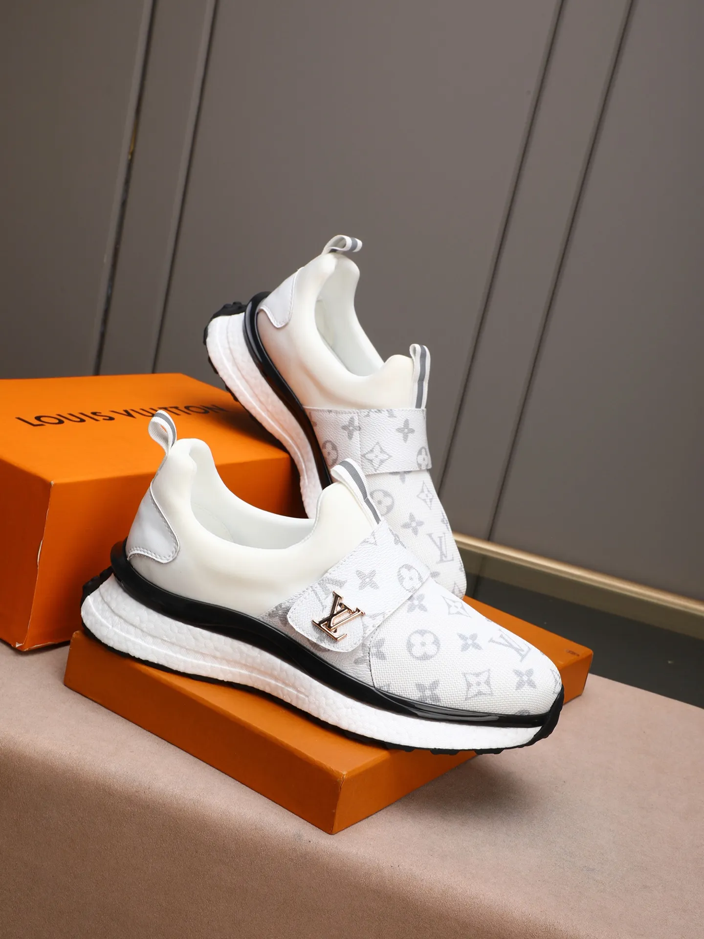 🪐🪐🪐Men's Shoes💰460💰[LV] A top fashion brand, a men's shoe that can handle various styles. The upper is made of a variety of materials, and the lining is imported mesh, which is sweat-absorbent and comfortable. The popcorn outsole design is the top priority - light and comfortable. Extremely testing process requirements: two colors available: 38-44 (customized at 45)